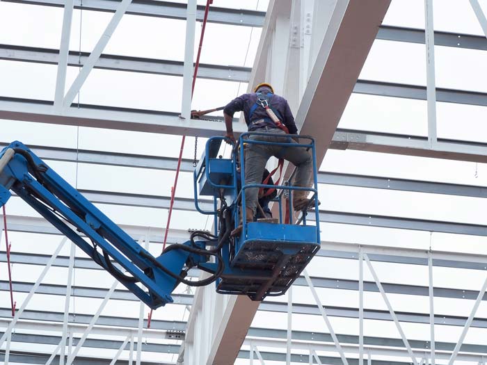 Deckenreinigung in Köln – hygienisch saubere Decken und mehr Licht