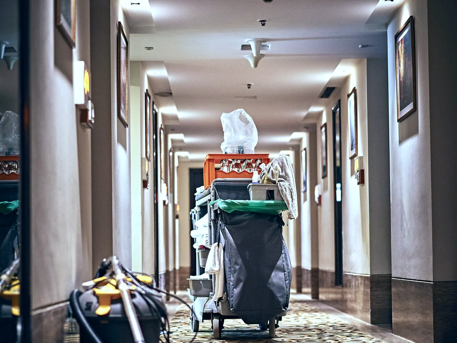 Housekeeping-Wagen im Flur eines Hotels