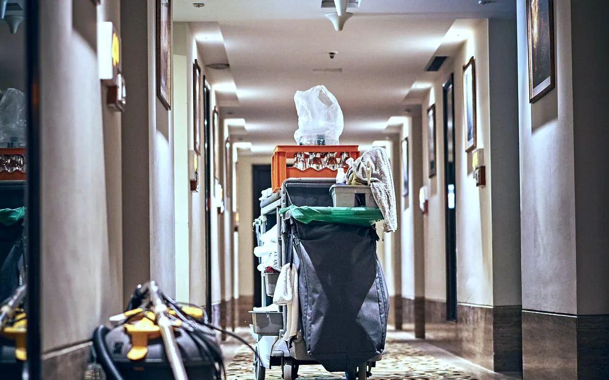 Housekeeping-Wagen im Flur eines Hotels